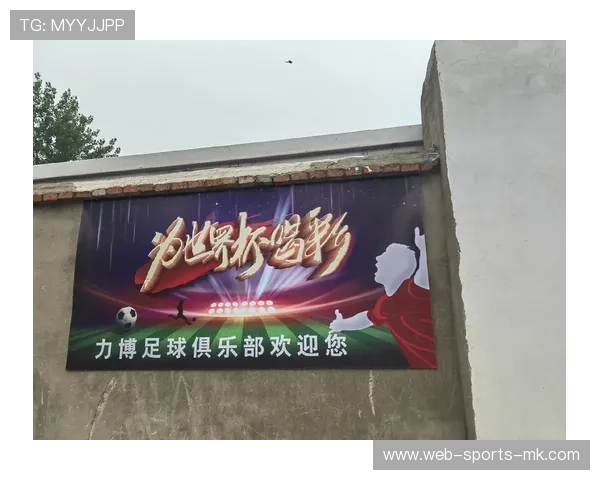 激情点燃绿茵场：足球快速反击三脚传球破门的瞬间艺术